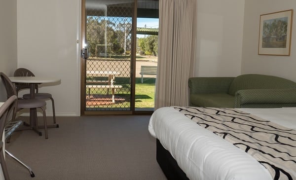 King Room Accommodation - Deniliquin County Club Motor Inn